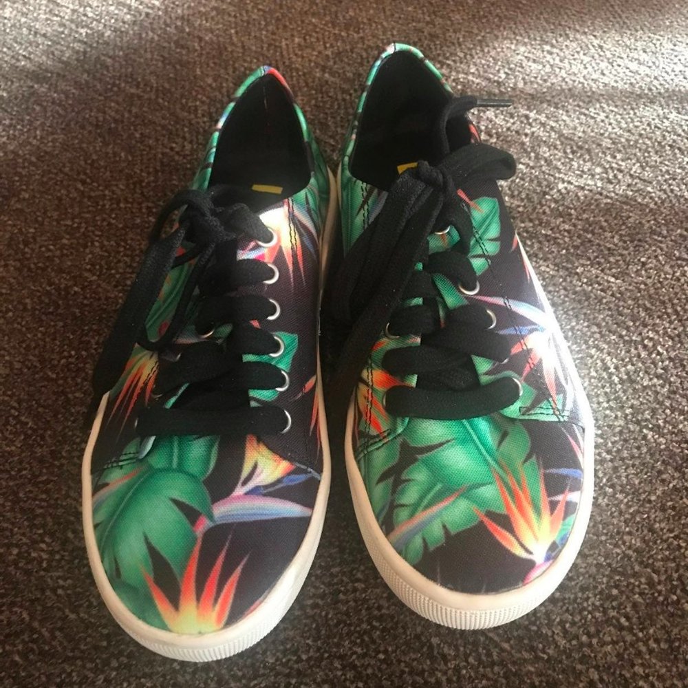 Size 1 Shane loudmouth youth sneakers